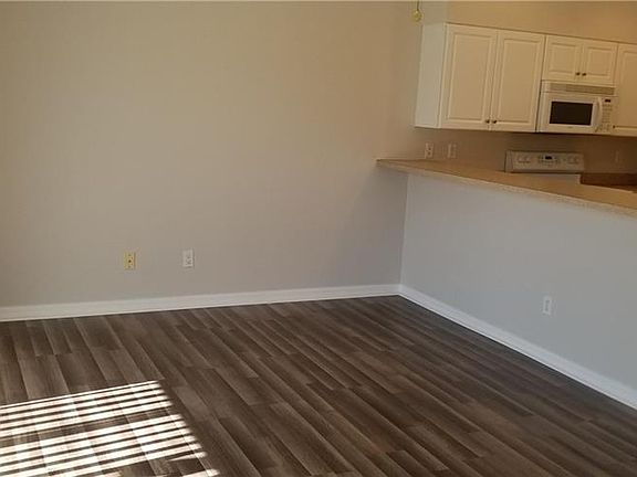 5th image of 104 Newcastle Ter
