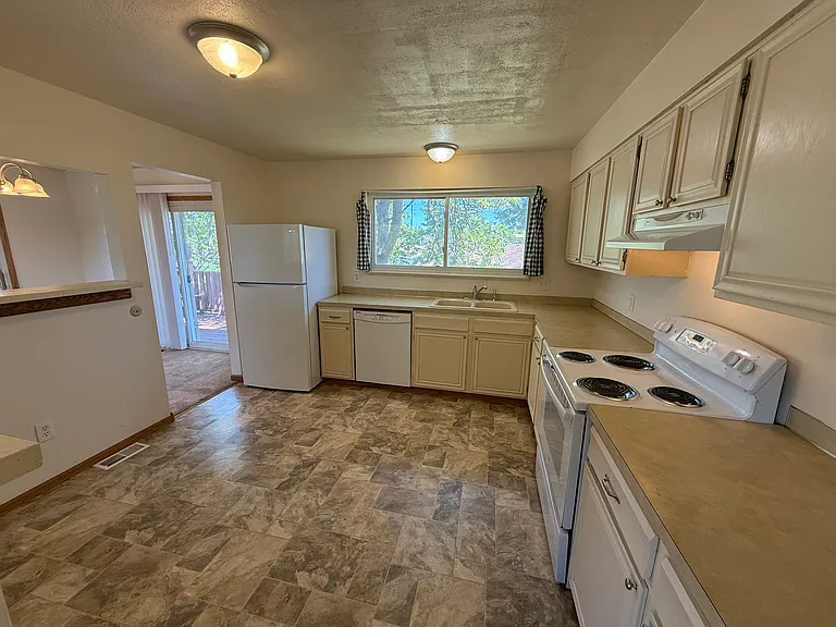 Eat-In Kitchen