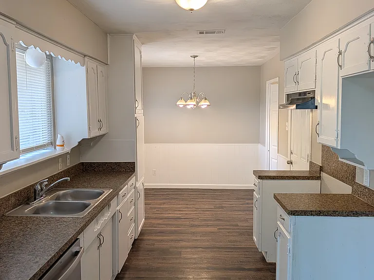 1820 Warren Ln — Photo 6
