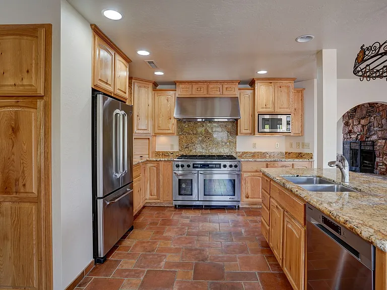 585 Mosher Ln — Photo 8