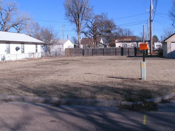 1714 Adams St, Great Bend, KS 67530