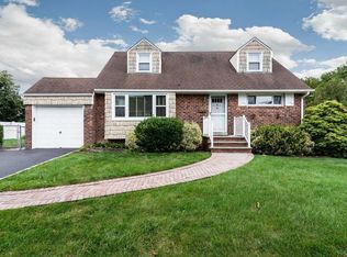 6 Linda Ln, Syosset, NY 11791