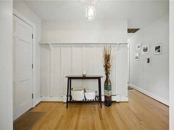 4th image of 2400 Deerfield Cres