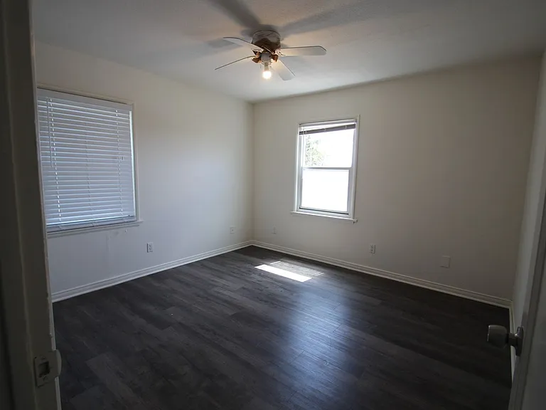 5860-5864 Mildred St — Photo 12