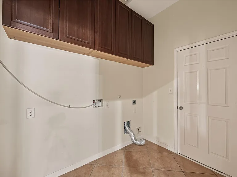 706 Silver Creek Cir — Photo 32
