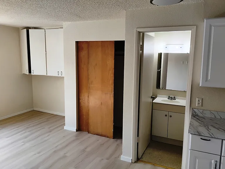211 E Gowe St — Photo 2