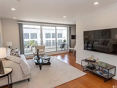 2nd image of 1734 Bay St APT 202