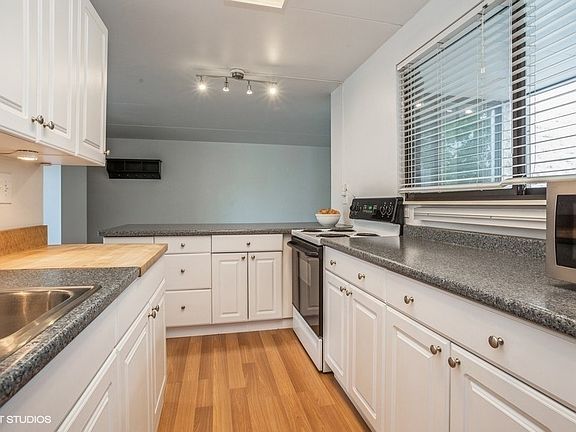 3rd image of 326 W Miner St APT 2B