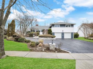 46 Peppermill Rd, Roslyn, NY 11576
