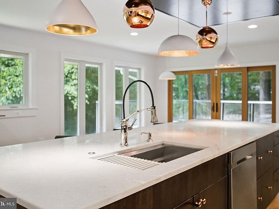 5th image of 18 Woodward Ct
