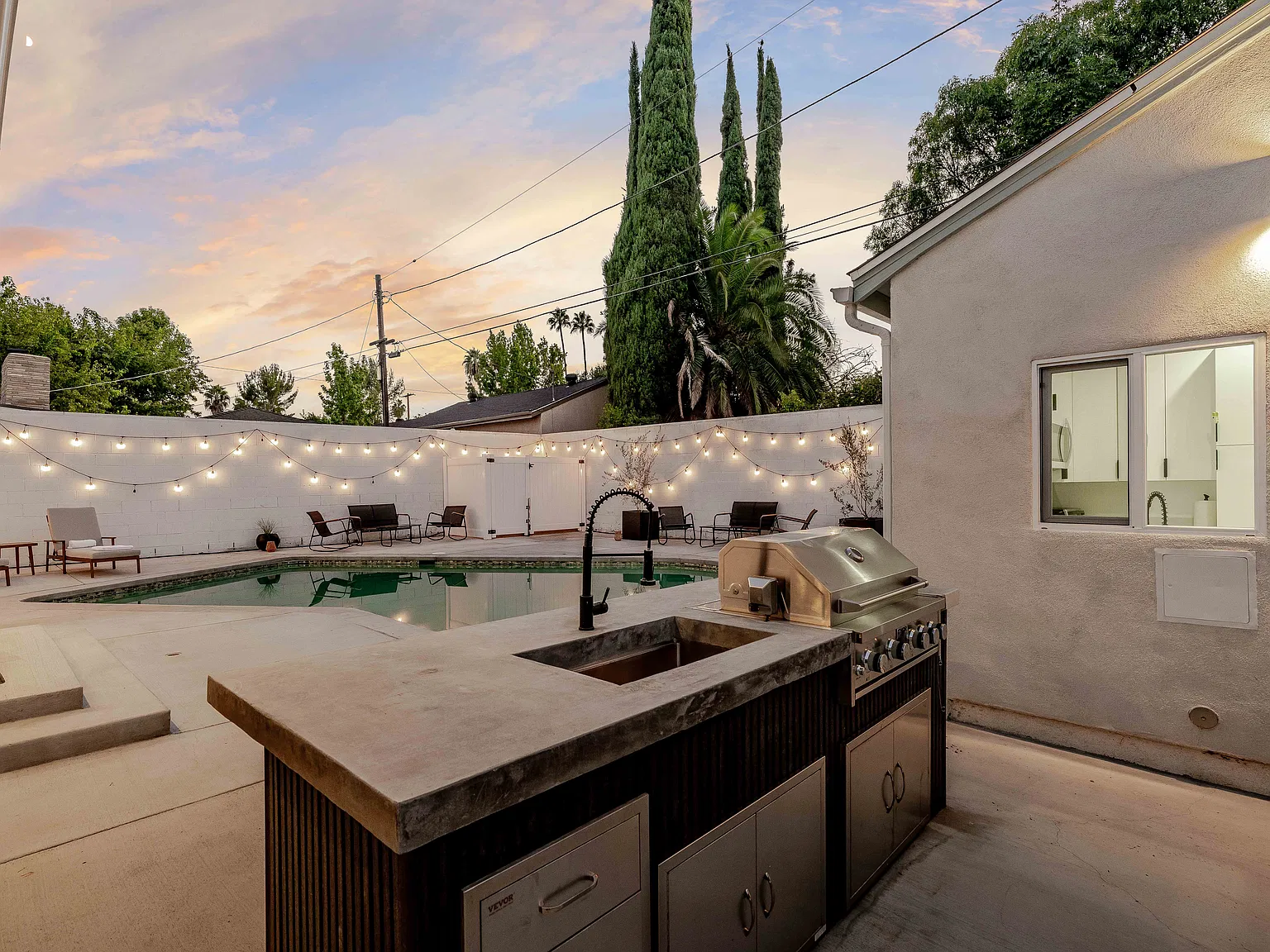6129 Alonzo Ave — Photo 2