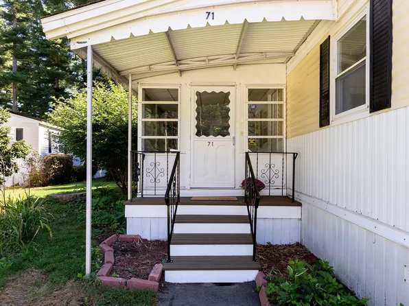 71 Maplewood Dr, Halifax, MA 02338