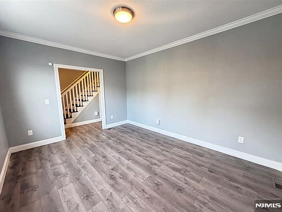 3rd image of 15 Arverne Ter