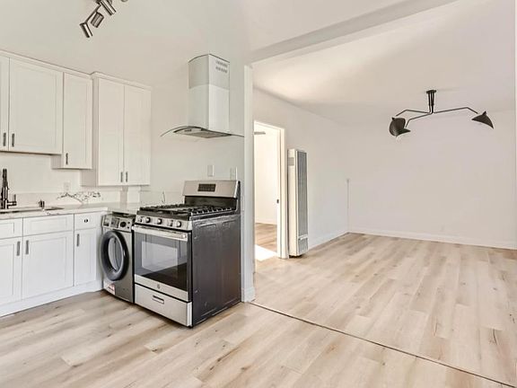 4th image of 234 N Berendo St #1/4