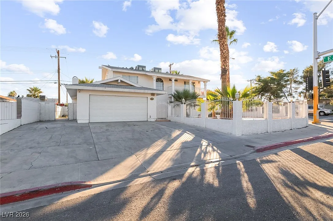 Building Photo - 2419 Vegas Valley Dr