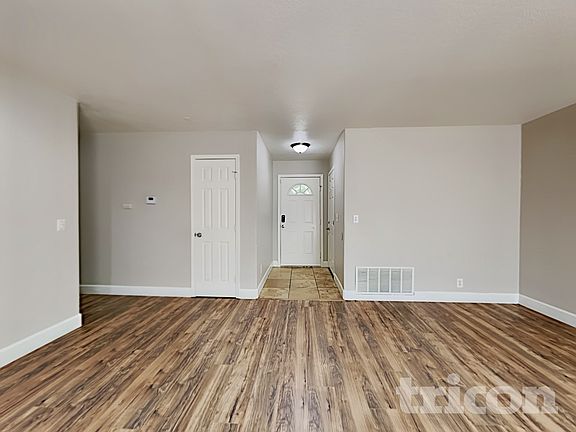 3rd image of 234 Yellowstone Dr