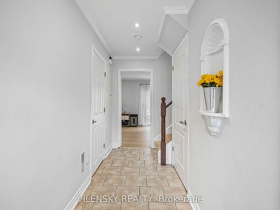 4th image of 14 Poplar Cres #19