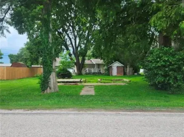 13 N Main St, Moro, IL 62067