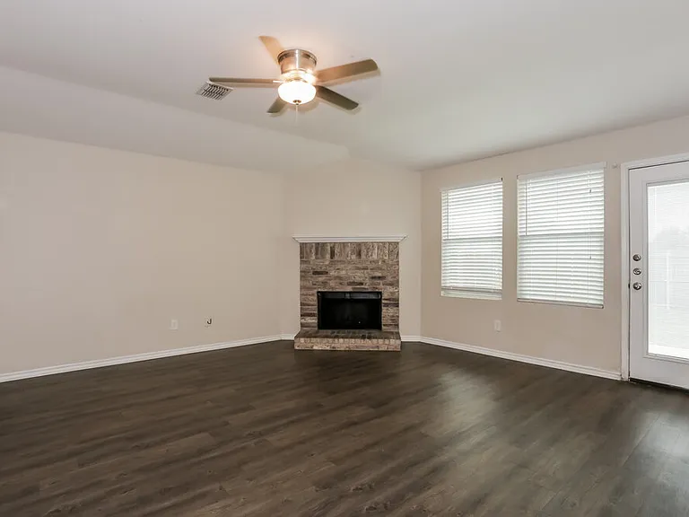 636 Horn St — Photo 3