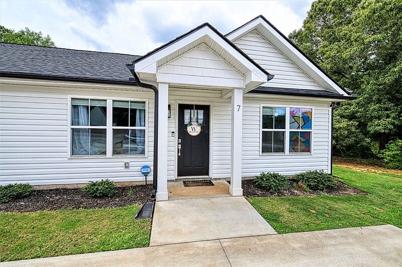 1st image of 7 Lincoln School Cir