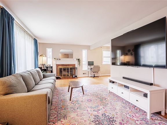 4th image of 35 Stewart Dr