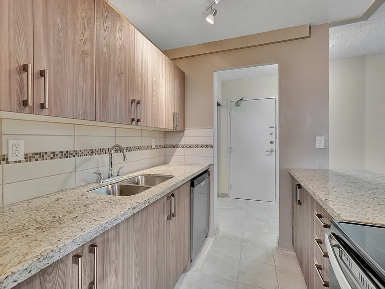 121 Agnes St — Photo 16
