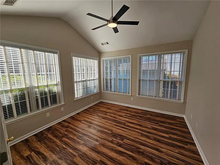 1550 Argonne Ln — Photo 8