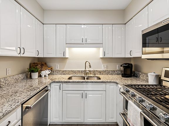 3rd image of 400 Siena Dr
