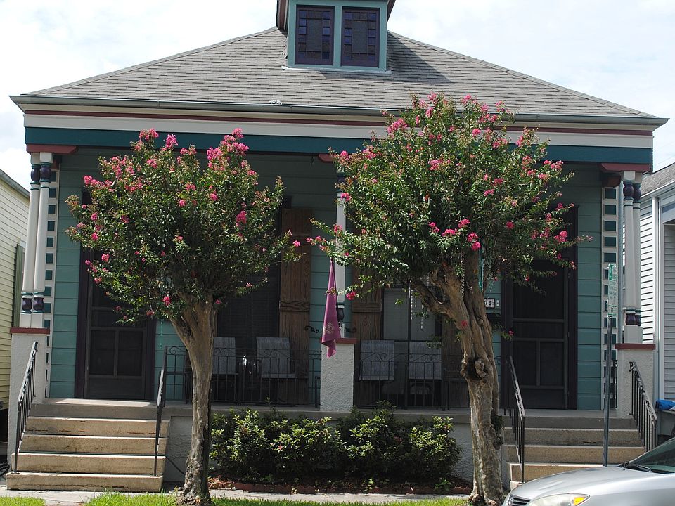 Enjoy relaxing on the front porch overlooking City Park! Ap