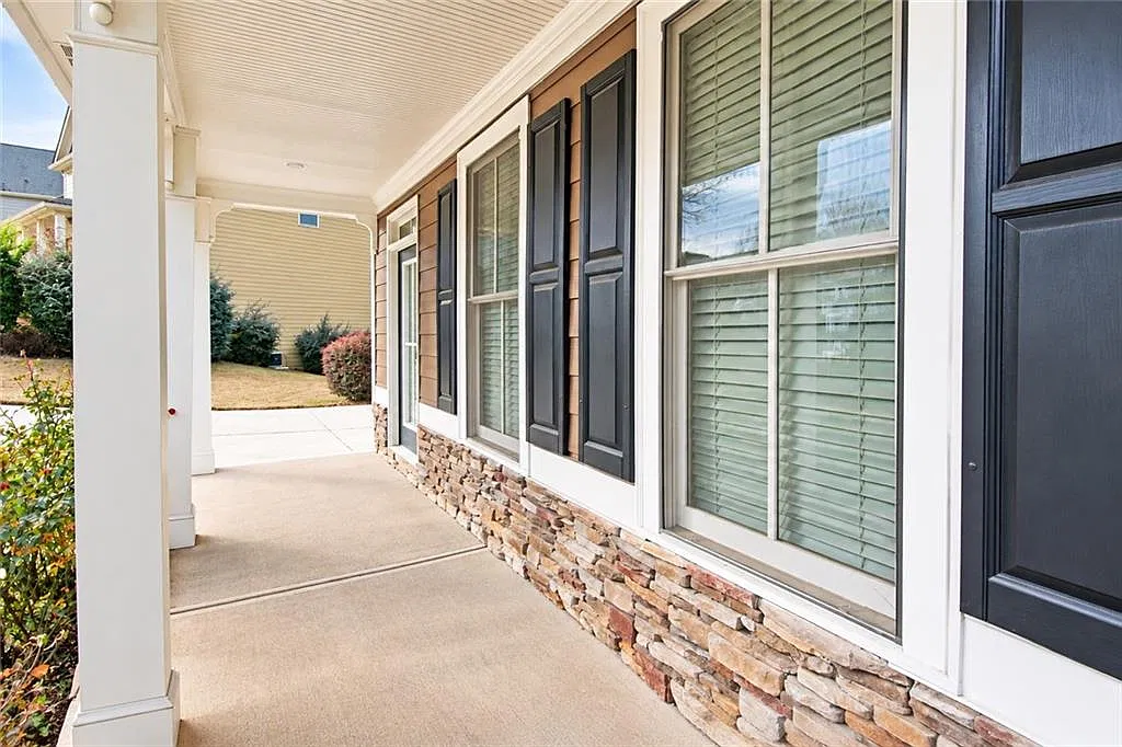 4 bed, 4.0 bath, 2432 sqft, $2,720 — Photo 3