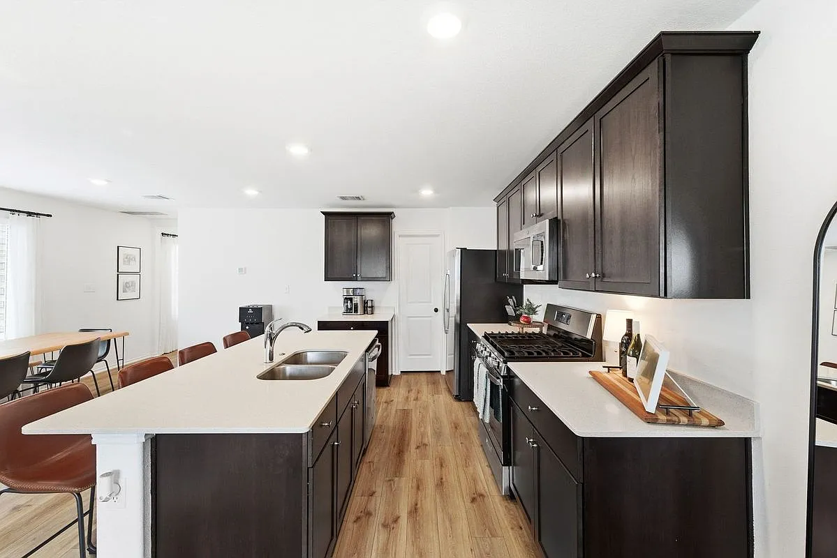 3 bed, 2.5 bath, 1646 sqft, $1,700 — Photo 4