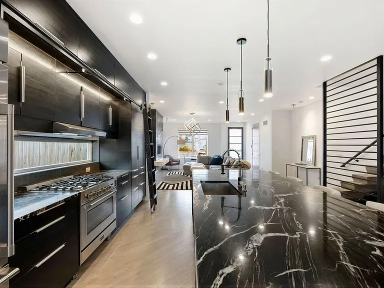 2037 N Hooker St #L — Photo 12