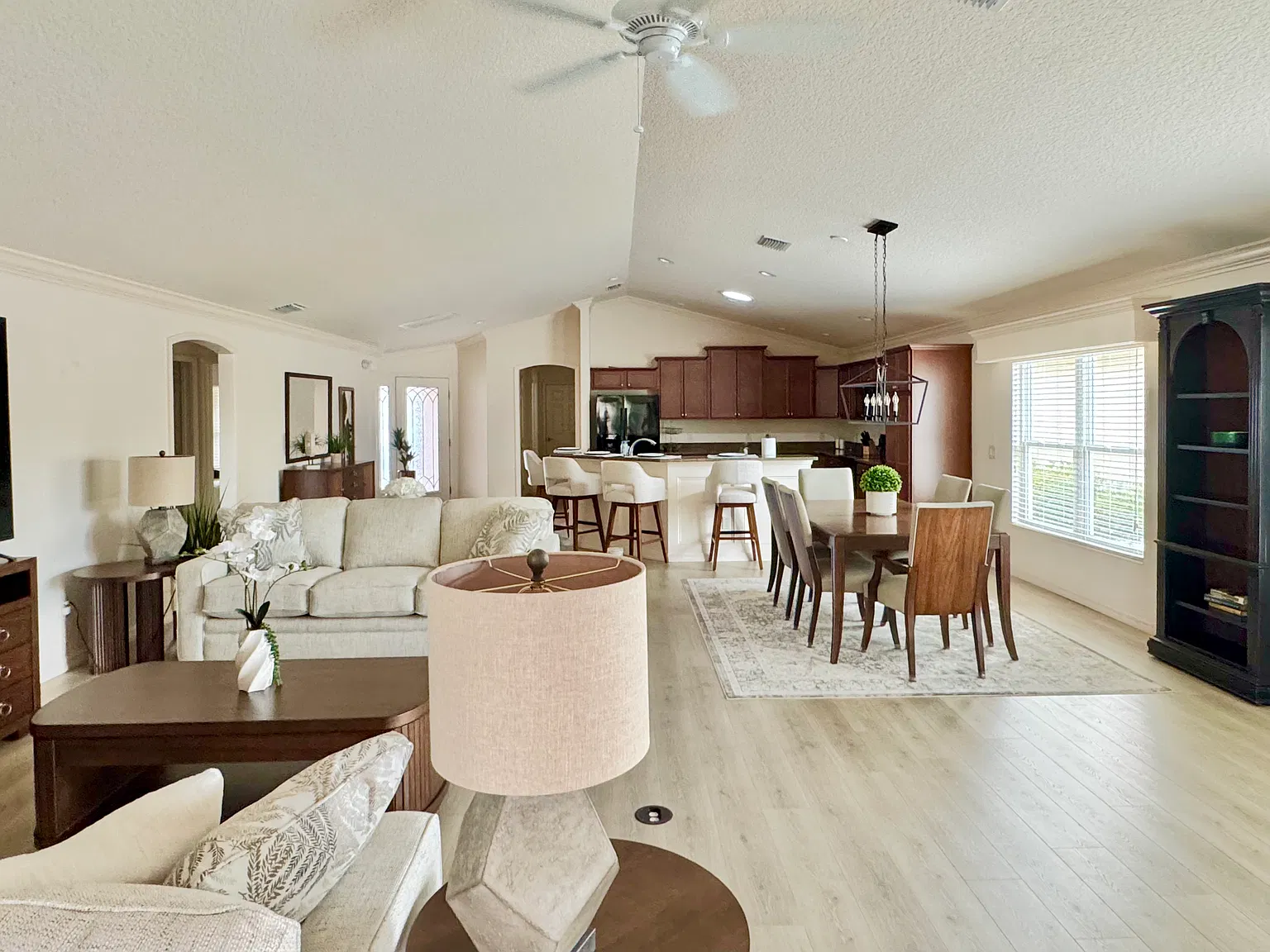 3 bed, 1938 sqft, $3,500 — Photo 4