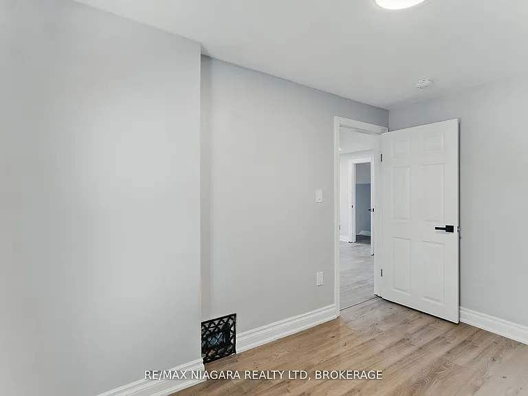 290 Scholfield Ave S #1 — Photo 10