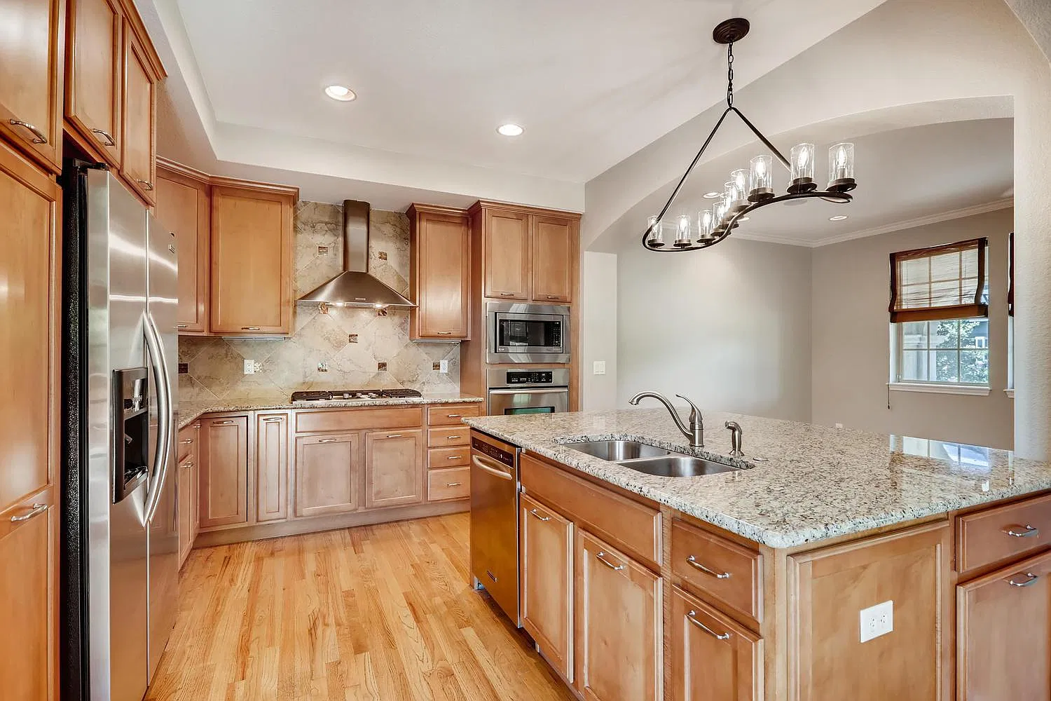 3 bed, 2450 sqft, $3,725 — Photo 4