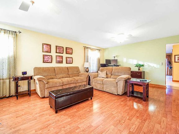 4th image of 2318 Cambridge Ln