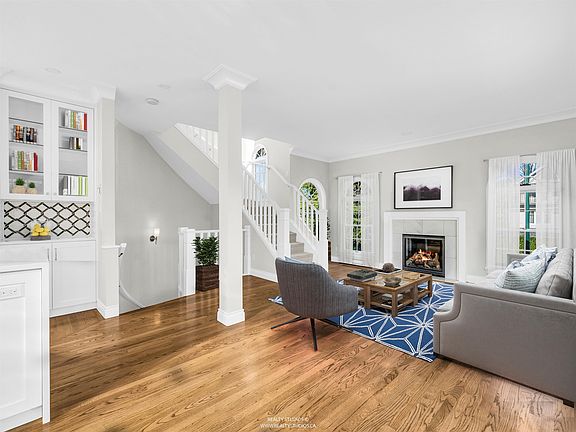4th image of 2074 Creelman Ave