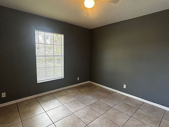 5th image of 402 Bamfield Pl