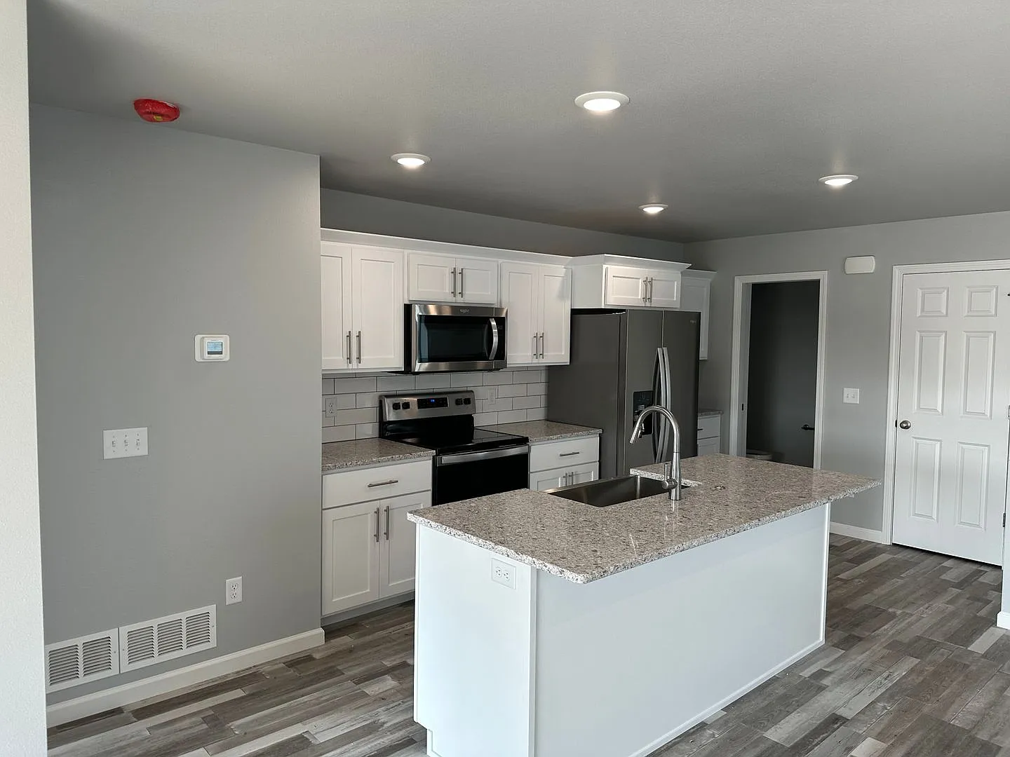 Stunning Modern Home for Rent - 117 Marshall Loop — Photo 2