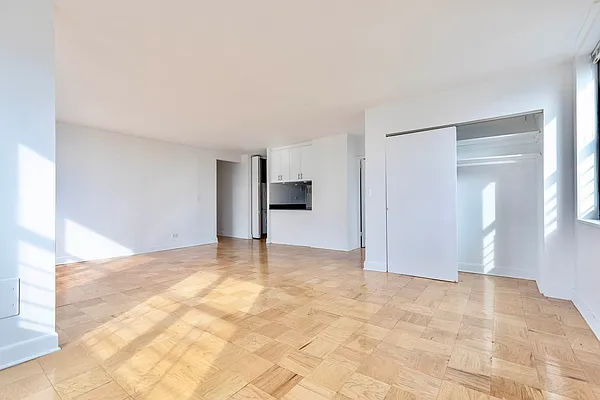 Rented by Manhattan Realty Group | media 16