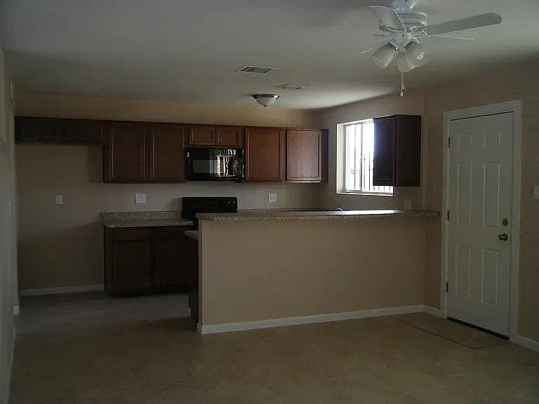 4 bed, 1500 sqft, $2,400 — Photo 2