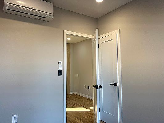 5th image of 555 E 137th St #203