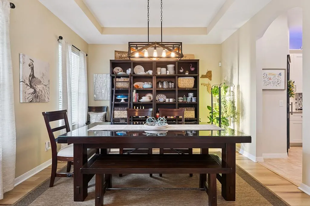 420 Park Lake Dr — Photo 2