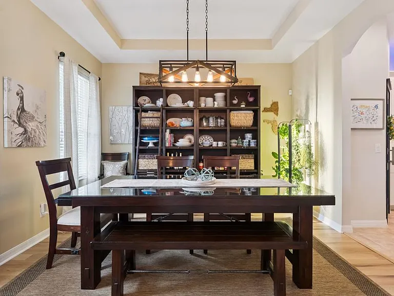 420 Park Lake Dr — Photo 2