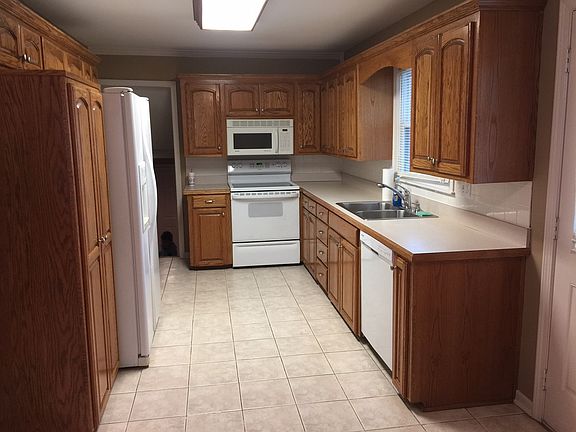 5th image of 13305 Applewood Dr