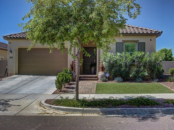 2nd image of 2454 N Maiden Ct