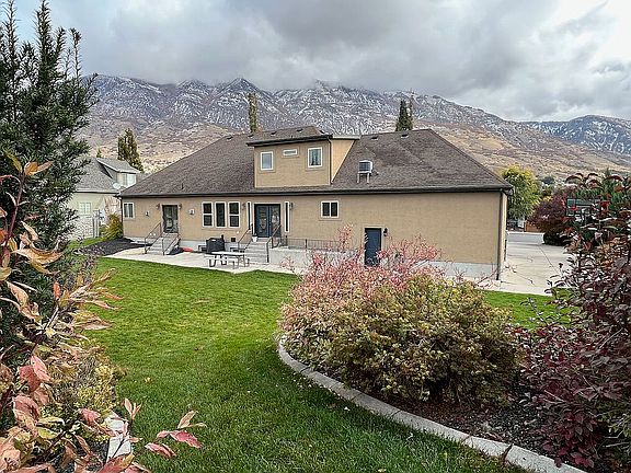 4th image of 1867 N Crestwood Blvd