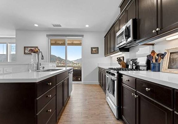 2nd image of 226 Bainbridge Ct