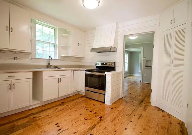 209 Moore Ave — Photo 5