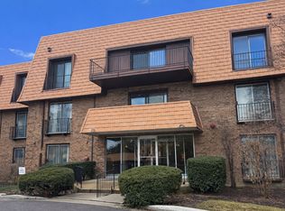 4000 Dundee Rd APT 203-B, Northbrook, IL 60062